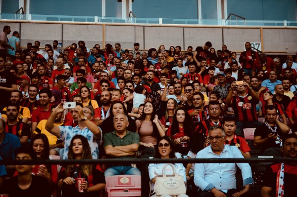 Eskişehirspor'un Konyaspor ile 1-1 berabere kaldığı hazırlık maçını yaklaşık 15 bin taraftar izledi. İşte maçtan ve tribünden fotoğraflar.