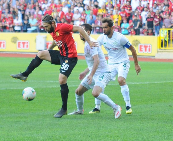 Eskişehirspor'un Konyaspor ile 1-1 berabere kaldığı hazırlık maçını yaklaşık 15 bin taraftar izledi. İşte maçtan ve tribünden fotoğraflar.