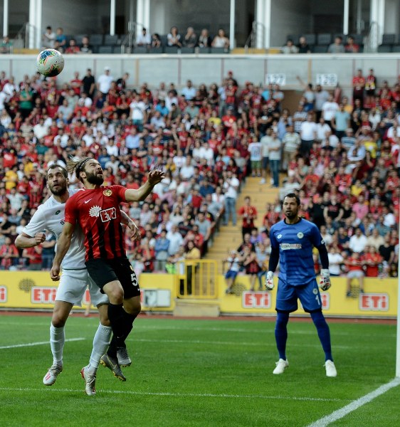 Eskişehirspor'un Konyaspor ile 1-1 berabere kaldığı hazırlık maçını yaklaşık 15 bin taraftar izledi. İşte maçtan ve tribünden fotoğraflar.