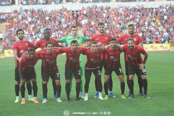 Eskişehirspor'un Konyaspor ile 1-1 berabere kaldığı hazırlık maçını yaklaşık 15 bin taraftar izledi. İşte maçtan ve tribünden fotoğraflar.