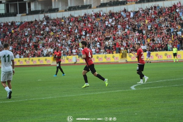 Eskişehirspor'un Konyaspor ile 1-1 berabere kaldığı hazırlık maçını yaklaşık 15 bin taraftar izledi. İşte maçtan ve tribünden fotoğraflar.