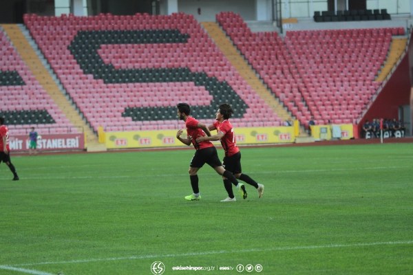 Eskişehirspor'un Konyaspor ile 1-1 berabere kaldığı hazırlık maçını yaklaşık 15 bin taraftar izledi. İşte maçtan ve tribünden fotoğraflar.