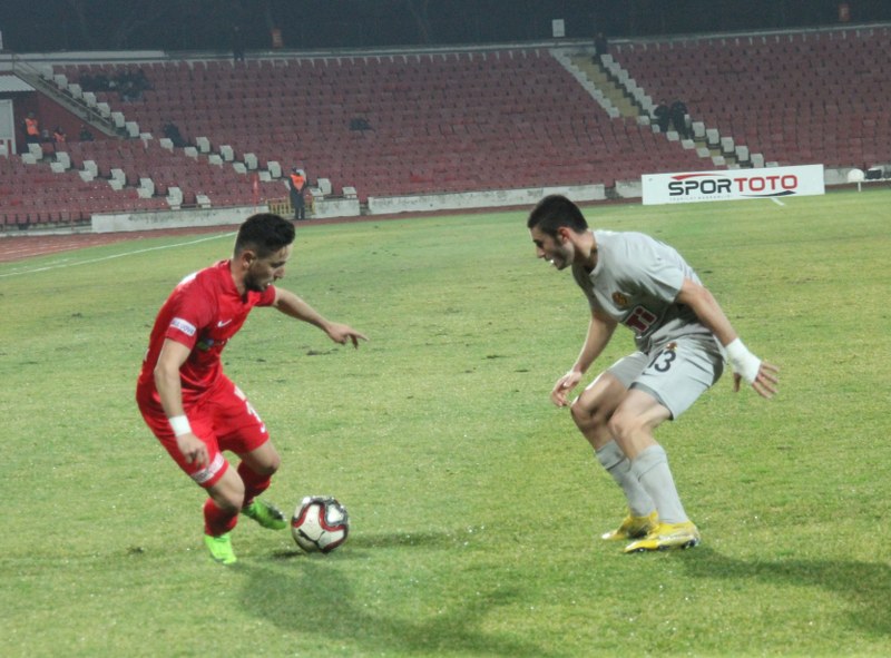 Eskişehirspor taraftarları kritik karşılaşmada takımını yalnız bırakmadı. Sabah saatlerinden itibaren Balıkesir’e yola çıkan Siyah Kırmızılı taraftarlar stadyumda yerini aldı. Deplasman tribününü dolduran Es Es taraftarı maçın başından sonuna kadar takımına büyük bir destek verdi. Alınan mağlubiyete rağmen Eskişehirspor taraftarı maç sonunda oyuncuları tribüne çağırarak ayakta alkışladı ve futbolculara moral verdi. Maçın en güzel görüntüsünü yine taraftarımız verdi...