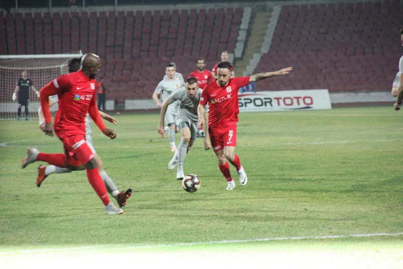 Eskişehirspor taraftarları kritik karşılaşmada takımını yalnız bırakmadı. Sabah saatlerinden itibaren Balıkesir’e yola çıkan Siyah Kırmızılı taraftarlar stadyumda yerini aldı. Deplasman tribününü dolduran Es Es taraftarı maçın başından sonuna kadar takımına büyük bir destek verdi. Alınan mağlubiyete rağmen Eskişehirspor taraftarı maç sonunda oyuncuları tribüne çağırarak ayakta alkışladı ve futbolculara moral verdi. Maçın en güzel görüntüsünü yine taraftarımız verdi...