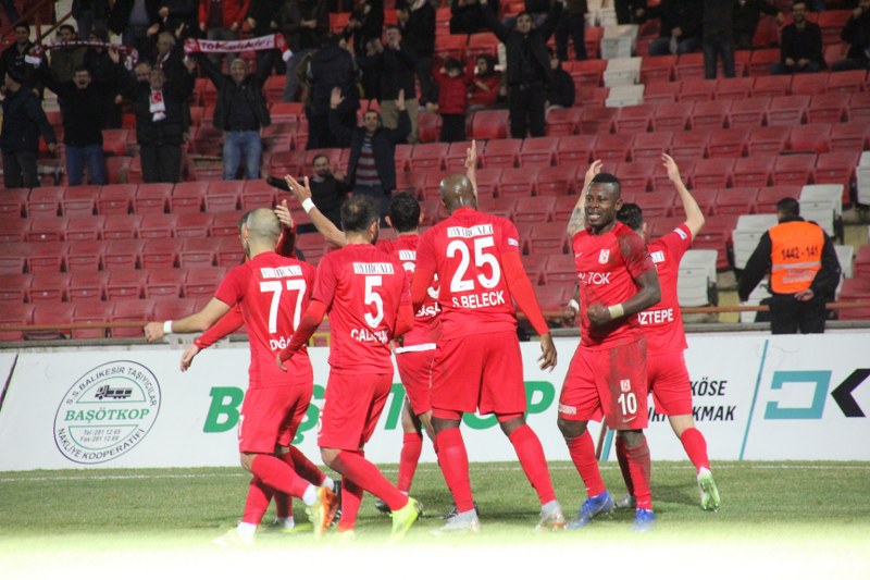 Eskişehirspor taraftarları kritik karşılaşmada takımını yalnız bırakmadı. Sabah saatlerinden itibaren Balıkesir’e yola çıkan Siyah Kırmızılı taraftarlar stadyumda yerini aldı. Deplasman tribününü dolduran Es Es taraftarı maçın başından sonuna kadar takımına büyük bir destek verdi. Alınan mağlubiyete rağmen Eskişehirspor taraftarı maç sonunda oyuncuları tribüne çağırarak ayakta alkışladı ve futbolculara moral verdi. Maçın en güzel görüntüsünü yine taraftarımız verdi...