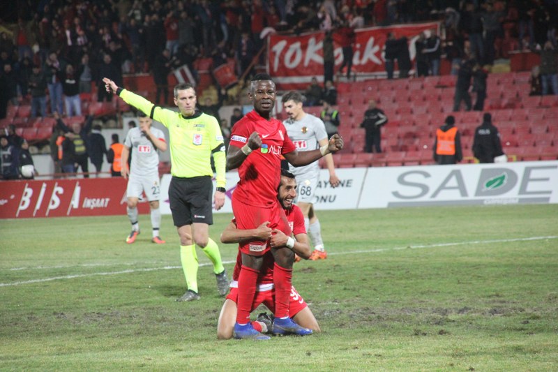 Eskişehirspor taraftarları kritik karşılaşmada takımını yalnız bırakmadı. Sabah saatlerinden itibaren Balıkesir’e yola çıkan Siyah Kırmızılı taraftarlar stadyumda yerini aldı. Deplasman tribününü dolduran Es Es taraftarı maçın başından sonuna kadar takımına büyük bir destek verdi. Alınan mağlubiyete rağmen Eskişehirspor taraftarı maç sonunda oyuncuları tribüne çağırarak ayakta alkışladı ve futbolculara moral verdi. Maçın en güzel görüntüsünü yine taraftarımız verdi...