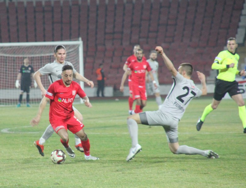 Eskişehirspor taraftarları kritik karşılaşmada takımını yalnız bırakmadı. Sabah saatlerinden itibaren Balıkesir’e yola çıkan Siyah Kırmızılı taraftarlar stadyumda yerini aldı. Deplasman tribününü dolduran Es Es taraftarı maçın başından sonuna kadar takımına büyük bir destek verdi. Alınan mağlubiyete rağmen Eskişehirspor taraftarı maç sonunda oyuncuları tribüne çağırarak ayakta alkışladı ve futbolculara moral verdi. Maçın en güzel görüntüsünü yine taraftarımız verdi...