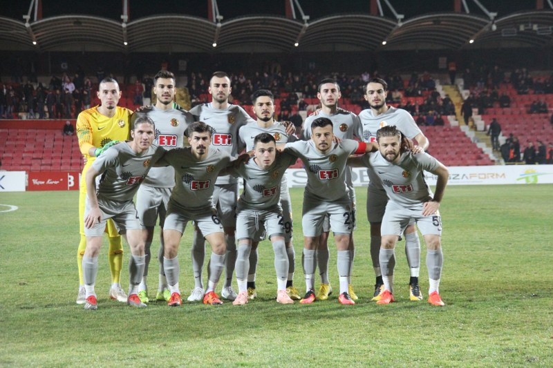 Eskişehirspor taraftarları kritik karşılaşmada takımını yalnız bırakmadı. Sabah saatlerinden itibaren Balıkesir’e yola çıkan Siyah Kırmızılı taraftarlar stadyumda yerini aldı. Deplasman tribününü dolduran Es Es taraftarı maçın başından sonuna kadar takımına büyük bir destek verdi. Alınan mağlubiyete rağmen Eskişehirspor taraftarı maç sonunda oyuncuları tribüne çağırarak ayakta alkışladı ve futbolculara moral verdi. Maçın en güzel görüntüsünü yine taraftarımız verdi...