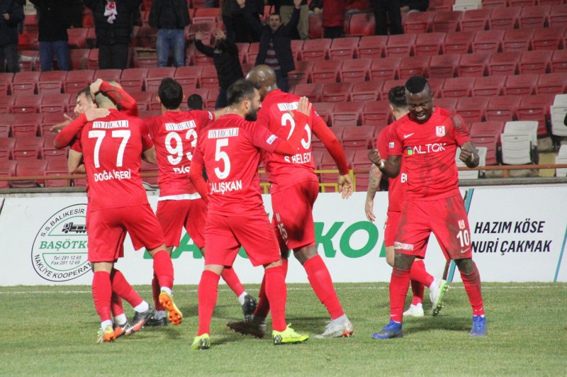 Eskişehirspor taraftarları kritik karşılaşmada takımını yalnız bırakmadı. Sabah saatlerinden itibaren Balıkesir’e yola çıkan Siyah Kırmızılı taraftarlar stadyumda yerini aldı. Deplasman tribününü dolduran Es Es taraftarı maçın başından sonuna kadar takımına büyük bir destek verdi. Alınan mağlubiyete rağmen Eskişehirspor taraftarı maç sonunda oyuncuları tribüne çağırarak ayakta alkışladı ve futbolculara moral verdi. Maçın en güzel görüntüsünü yine taraftarımız verdi...