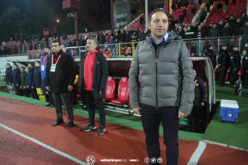 Eskişehirspor taraftarları kritik karşılaşmada takımını yalnız bırakmadı. Sabah saatlerinden itibaren Balıkesir’e yola çıkan Siyah Kırmızılı taraftarlar stadyumda yerini aldı. Deplasman tribününü dolduran Es Es taraftarı maçın başından sonuna kadar takımına büyük bir destek verdi. Alınan mağlubiyete rağmen Eskişehirspor taraftarı maç sonunda oyuncuları tribüne çağırarak ayakta alkışladı ve futbolculara moral verdi. Maçın en güzel görüntüsünü yine taraftarımız verdi...