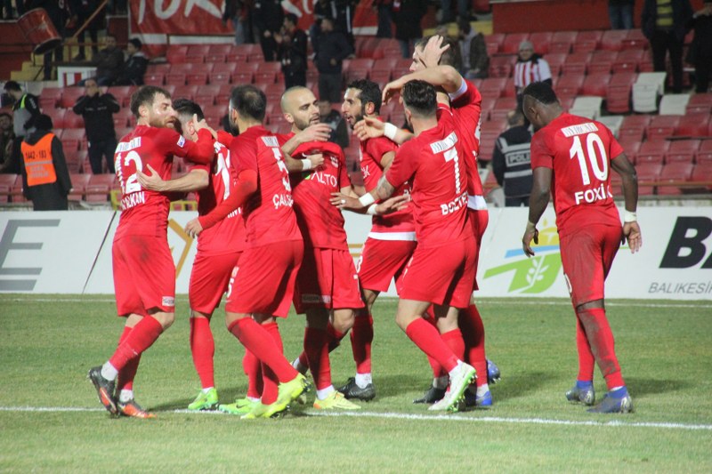 Eskişehirspor taraftarları kritik karşılaşmada takımını yalnız bırakmadı. Sabah saatlerinden itibaren Balıkesir’e yola çıkan Siyah Kırmızılı taraftarlar stadyumda yerini aldı. Deplasman tribününü dolduran Es Es taraftarı maçın başından sonuna kadar takımına büyük bir destek verdi. Alınan mağlubiyete rağmen Eskişehirspor taraftarı maç sonunda oyuncuları tribüne çağırarak ayakta alkışladı ve futbolculara moral verdi. Maçın en güzel görüntüsünü yine taraftarımız verdi...