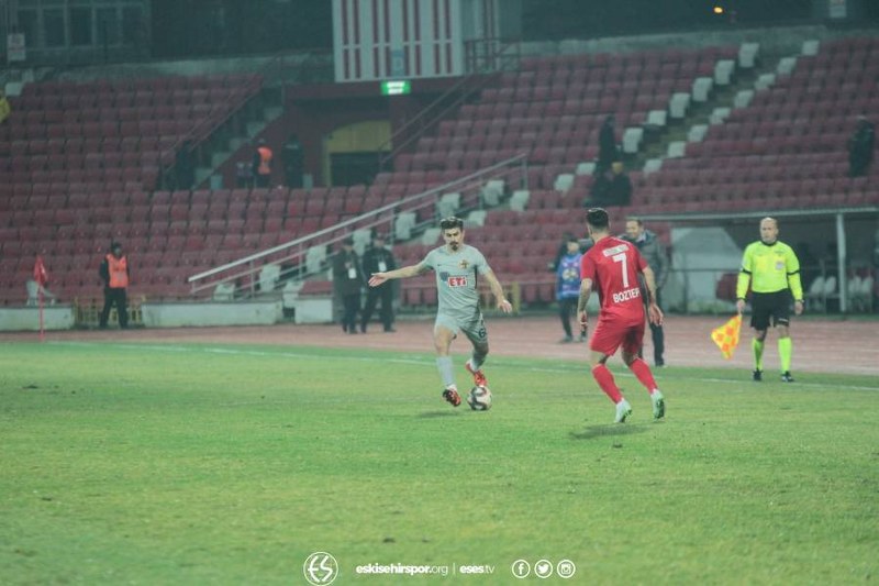 Eskişehirspor taraftarları kritik karşılaşmada takımını yalnız bırakmadı. Sabah saatlerinden itibaren Balıkesir’e yola çıkan Siyah Kırmızılı taraftarlar stadyumda yerini aldı. Deplasman tribününü dolduran Es Es taraftarı maçın başından sonuna kadar takımına büyük bir destek verdi. Alınan mağlubiyete rağmen Eskişehirspor taraftarı maç sonunda oyuncuları tribüne çağırarak ayakta alkışladı ve futbolculara moral verdi. Maçın en güzel görüntüsünü yine taraftarımız verdi...