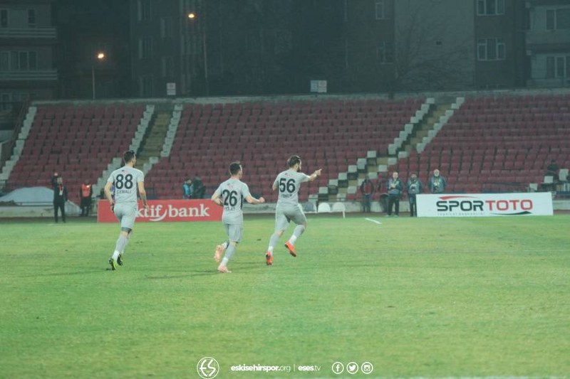 Eskişehirspor taraftarları kritik karşılaşmada takımını yalnız bırakmadı. Sabah saatlerinden itibaren Balıkesir’e yola çıkan Siyah Kırmızılı taraftarlar stadyumda yerini aldı. Deplasman tribününü dolduran Es Es taraftarı maçın başından sonuna kadar takımına büyük bir destek verdi. Alınan mağlubiyete rağmen Eskişehirspor taraftarı maç sonunda oyuncuları tribüne çağırarak ayakta alkışladı ve futbolculara moral verdi. Maçın en güzel görüntüsünü yine taraftarımız verdi...