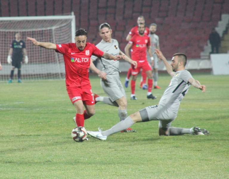 Eskişehirspor taraftarları kritik karşılaşmada takımını yalnız bırakmadı. Sabah saatlerinden itibaren Balıkesir’e yola çıkan Siyah Kırmızılı taraftarlar stadyumda yerini aldı. Deplasman tribününü dolduran Es Es taraftarı maçın başından sonuna kadar takımına büyük bir destek verdi. Alınan mağlubiyete rağmen Eskişehirspor taraftarı maç sonunda oyuncuları tribüne çağırarak ayakta alkışladı ve futbolculara moral verdi. Maçın en güzel görüntüsünü yine taraftarımız verdi...