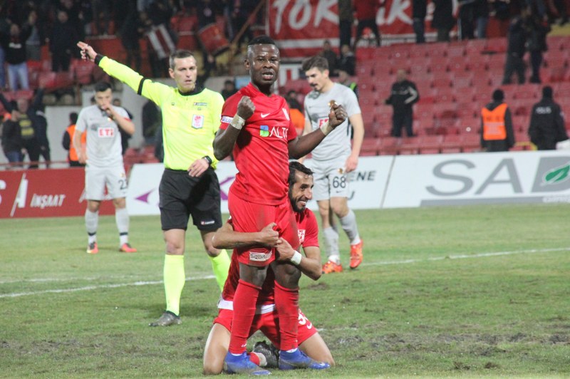 Eskişehirspor taraftarları kritik karşılaşmada takımını yalnız bırakmadı. Sabah saatlerinden itibaren Balıkesir’e yola çıkan Siyah Kırmızılı taraftarlar stadyumda yerini aldı. Deplasman tribününü dolduran Es Es taraftarı maçın başından sonuna kadar takımına büyük bir destek verdi. Alınan mağlubiyete rağmen Eskişehirspor taraftarı maç sonunda oyuncuları tribüne çağırarak ayakta alkışladı ve futbolculara moral verdi. Maçın en güzel görüntüsünü yine taraftarımız verdi...