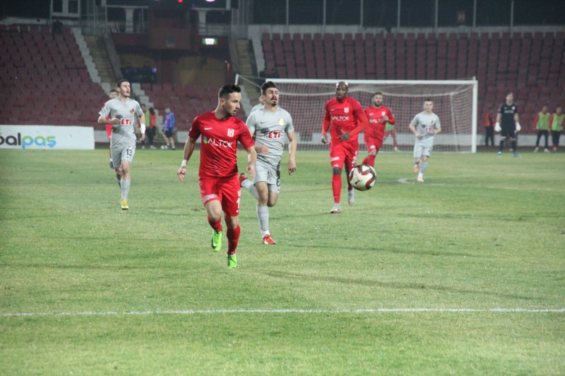 Eskişehirspor taraftarları kritik karşılaşmada takımını yalnız bırakmadı. Sabah saatlerinden itibaren Balıkesir’e yola çıkan Siyah Kırmızılı taraftarlar stadyumda yerini aldı. Deplasman tribününü dolduran Es Es taraftarı maçın başından sonuna kadar takımına büyük bir destek verdi. Alınan mağlubiyete rağmen Eskişehirspor taraftarı maç sonunda oyuncuları tribüne çağırarak ayakta alkışladı ve futbolculara moral verdi. Maçın en güzel görüntüsünü yine taraftarımız verdi...