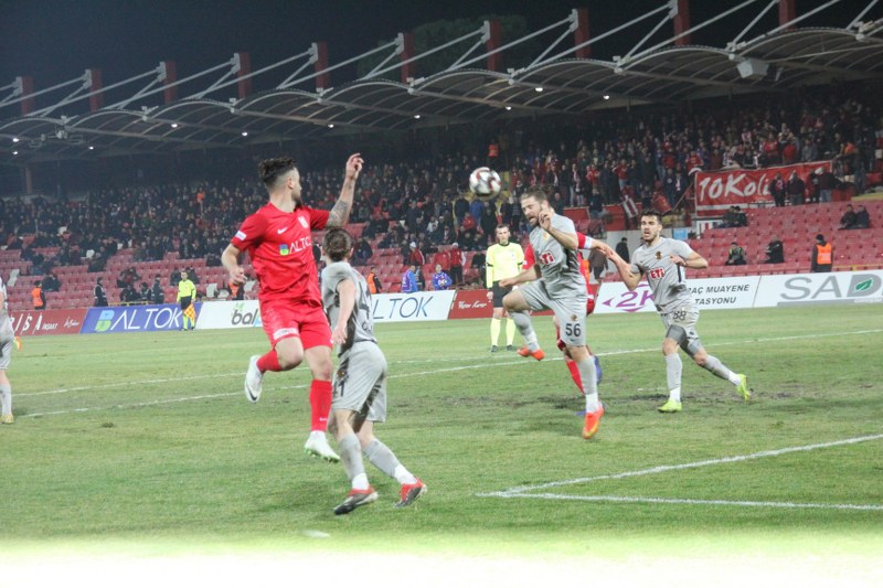 Eskişehirspor taraftarları kritik karşılaşmada takımını yalnız bırakmadı. Sabah saatlerinden itibaren Balıkesir’e yola çıkan Siyah Kırmızılı taraftarlar stadyumda yerini aldı. Deplasman tribününü dolduran Es Es taraftarı maçın başından sonuna kadar takımına büyük bir destek verdi. Alınan mağlubiyete rağmen Eskişehirspor taraftarı maç sonunda oyuncuları tribüne çağırarak ayakta alkışladı ve futbolculara moral verdi. Maçın en güzel görüntüsünü yine taraftarımız verdi...