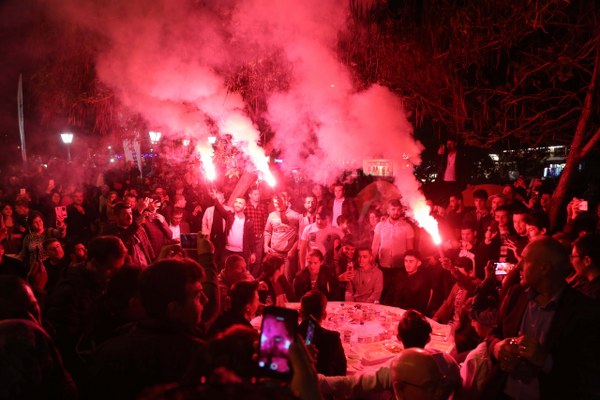 Anadolu’da futbolun bir efsanesi olan Eskişehirspor’un eski güzel günlerine döneceğini inandığını belirten Büyükşehir Belediyesi Genel Sekreter Yardımcısı Oğuzhan Özen, “Bu sezonun zorluklarıyla mücadele eden, alın teri döken Eskişehirspor efsanesini yüreklerinde yaşatan, başta genç futbolcularımız olmak üzere, Teknik Direktör Fuat Çapa ve vefakâr taraftarlarımıza en içten sevgi ve saygılarımı sunuyorum. Herkese hayırlı Ramazanlar diliyorum” dedi.