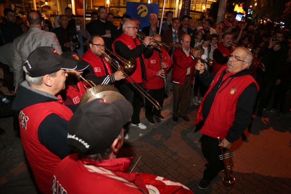 İftar sonrası Sema gösterisini izleyen Eskişehirliler daha sonra ise Eskişehirspor tribünlerinin vazgeçilmezi Bando Es Es’in kısa konserinde, hep birlikte Eskişehirspor marşlarını büyük bir coşkuyla söylediler.