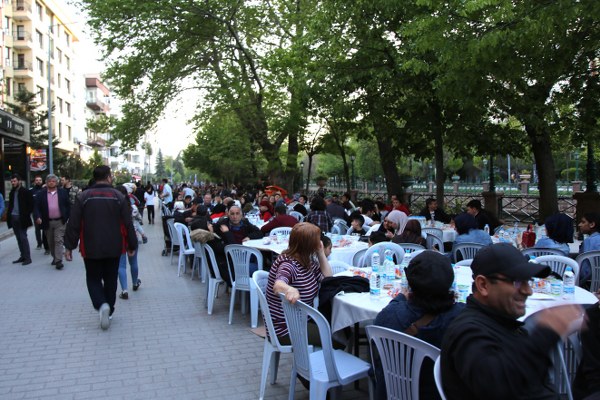 Eskişehir Büyükşehir Belediye ve Turkcell işbirliği ile her yıl gerçekleştirilen Eskişehirspor Taraftarlar Birliği iftarında, yaklaşık 7 bin kişi oruçlarını açtı.