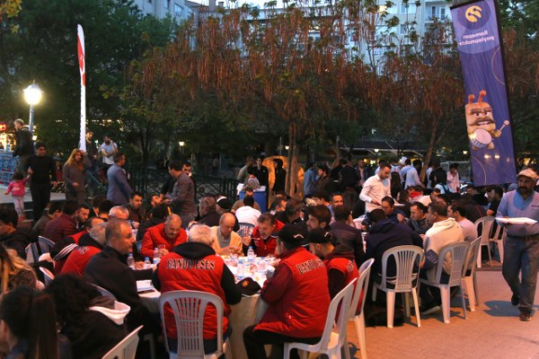 Eskişehir Büyükşehir Belediye ve Turkcell işbirliği ile her yıl gerçekleştirilen Eskişehirspor Taraftarlar Birliği iftarında, yaklaşık 7 bin kişi oruçlarını açtı.