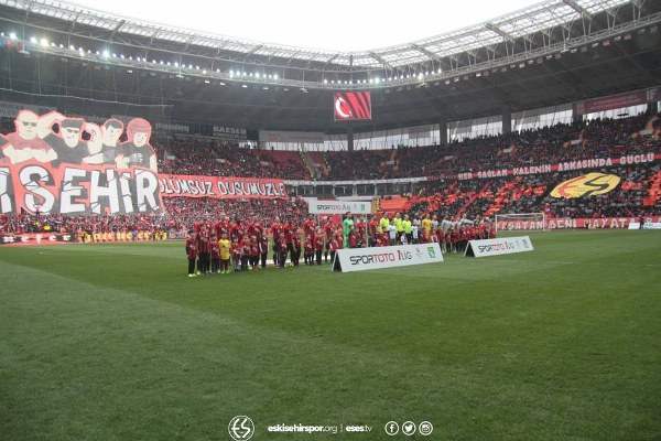 Eskişehirspor taraftarı, Spor Toto 1. Lig'in 24. haftasında sahasında ağırladığı Adana Demirspor maçında muhteşem bir koreografiye imza attı. 