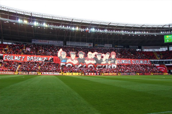 Eskişehirspor taraftarı, Spor Toto 1. Lig'in 24. haftasında sahasında ağırladığı Adana Demirspor maçında muhteşem bir koreografiye imza attı. 