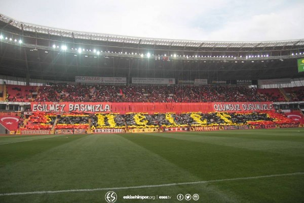 Eskişehirspor taraftarı, Spor Toto 1. Lig'in 24. haftasında sahasında ağırladığı Adana Demirspor maçında muhteşem bir koreografiye imza attı. 