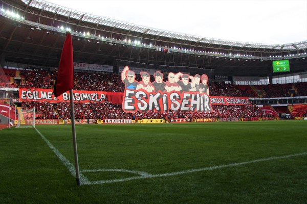 Eskişehirspor taraftarı, Spor Toto 1. Lig'in 24. haftasında sahasında ağırladığı Adana Demirspor maçında muhteşem bir koreografiye imza attı. 