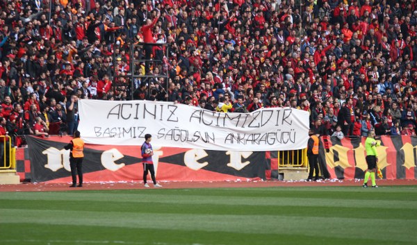 Eskişehirspor taraftarı, Spor Toto 1. Lig'in 24. haftasında sahasında ağırladığı Adana Demirspor maçında muhteşem bir koreografiye imza attı. 