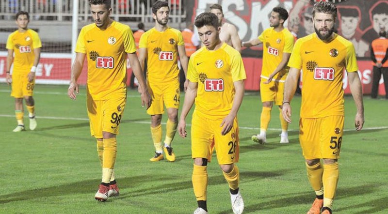 Eskişehirsporlu futbolcuların son oynadıkları Altınordu maçına çıkarken verdikleri görüntü her şeyi ortaya koyuyor. Takım moralsiz, inançsız ve mental olarak maç başlamadan yenilgiyi kabullenmiş. Özellikle kaptan ve en tecrübeli oyuncumuz Semih Güler'in görüntüsü her şeyi özetliyor. Kaynak: www.anadolugazetesi.com