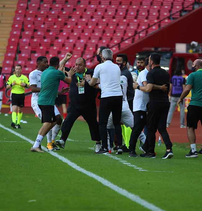 İki takım teknik heyeti ve futbolcuları adeta birbirine girerek yumruklaşmaya başladı.