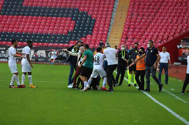 Eskişehirspor'un ligden düşerken bile onuruyla mücadele etmesini sindiremeyen Altay Teknik Direktörü Yalçın Koşukavak'ın Eskişehirspor yedek kulübesine yönelik, "Kimden nemalanıyorsunuz, küme düşen takım böyle oynar mı" sözleri üzerine ortalık savaş alanına döndü.