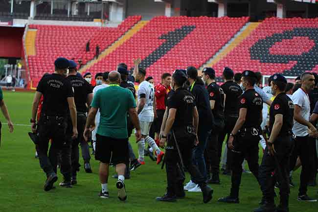 Eskişehirspor'un ligden düşerken bile onuruyla mücadele etmesini sindiremeyen Altay Teknik Direktörü Yalçın Koşukavak'ın Eskişehirspor yedek kulübesine yönelik, "Kimden nemalanıyorsunuz, küme düşen takım böyle oynar mı" sözleri üzerine ortalık savaş alanına döndü.