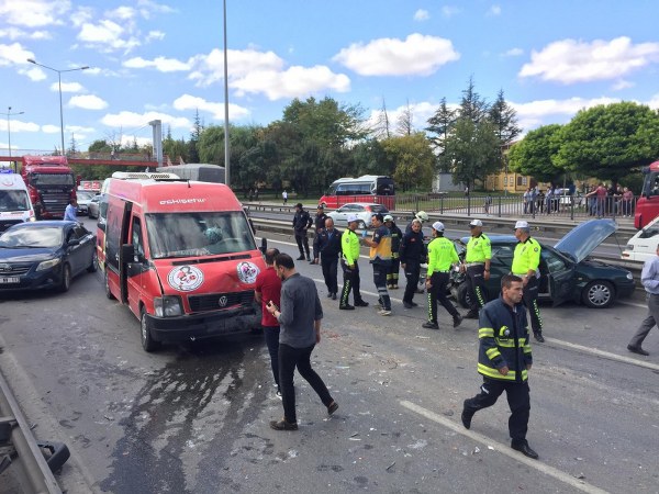 Eskişehir’de, Eskişehirspor U12 oyuncularını taşıyan minibüs zincirleme kazaya karıştı. Üç aracın birbirine girdiği trafik kazasında, U12 antrenörü ve 1 oyuncu ile birlikte toplam 3 kişi yaralandı.