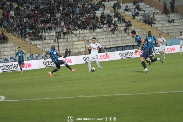 Eskişehirspor TFF 1. Lig’in 11. Haftasında deplasmanda Adana Demirspor’u 3-2 mağlup etti. Takımın sevinci ve birliktelik görüntüleri verdiği fotoğraflar camiayı çok mutlu etti.