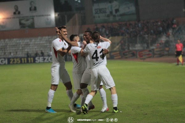 Eskişehirspor TFF 1. Lig’in 11. Haftasında deplasmanda Adana Demirspor’u 3-2 mağlup etti. Takımın sevinci ve birliktelik görüntüleri verdiği fotoğraflar camiayı çok mutlu etti.