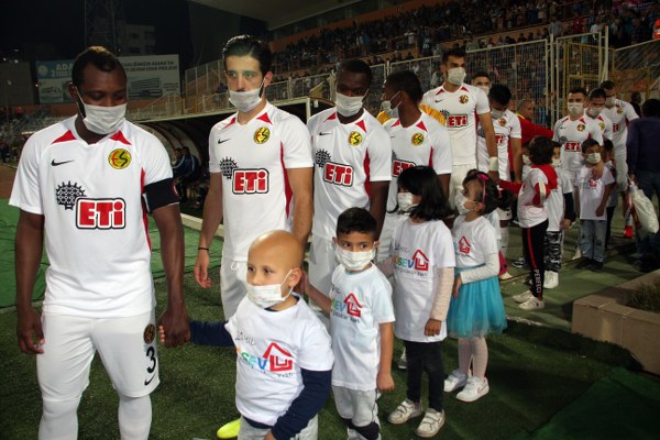 Eskişehirspor TFF 1. Lig’in 11. Haftasında deplasmanda Adana Demirspor’u 3-2 mağlup etti. Takımın sevinci ve birliktelik görüntüleri verdiği fotoğraflar camiayı çok mutlu etti.