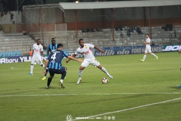 Eskişehirspor TFF 1. Lig’in 11. Haftasında deplasmanda Adana Demirspor’u 3-2 mağlup etti. Takımın sevinci ve birliktelik görüntüleri verdiği fotoğraflar camiayı çok mutlu etti.