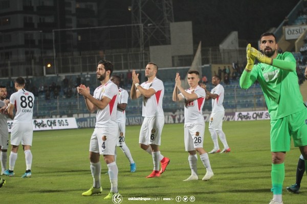 Eskişehirspor TFF 1. Lig’in 11. Haftasında deplasmanda Adana Demirspor’u 3-2 mağlup etti. Takımın sevinci ve birliktelik görüntüleri verdiği fotoğraflar camiayı çok mutlu etti.