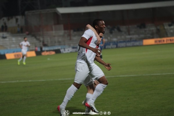 Eskişehirspor TFF 1. Lig’in 11. Haftasında deplasmanda Adana Demirspor’u 3-2 mağlup etti. Takımın sevinci ve birliktelik görüntüleri verdiği fotoğraflar camiayı çok mutlu etti.