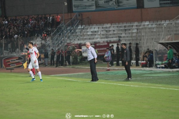 Eskişehirspor TFF 1. Lig’in 11. Haftasında deplasmanda Adana Demirspor’u 3-2 mağlup etti. Takımın sevinci ve birliktelik görüntüleri verdiği fotoğraflar camiayı çok mutlu etti.