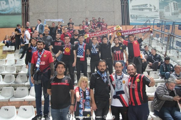 Eskişehirspor TFF 1. Lig’in 11. Haftasında deplasmanda Adana Demirspor’u 3-2 mağlup etti. Takımın sevinci ve birliktelik görüntüleri verdiği fotoğraflar camiayı çok mutlu etti.