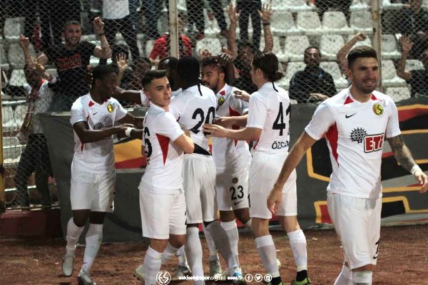 Eskişehirspor TFF 1. Lig’in 11. Haftasında deplasmanda Adana Demirspor’u 3-2 mağlup etti. Takımın sevinci ve birliktelik görüntüleri verdiği fotoğraflar camiayı çok mutlu etti.