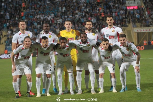 Eskişehirspor TFF 1. Lig’in 11. Haftasında deplasmanda Adana Demirspor’u 3-2 mağlup etti. Takımın sevinci ve birliktelik görüntüleri verdiği fotoğraflar camiayı çok mutlu etti.