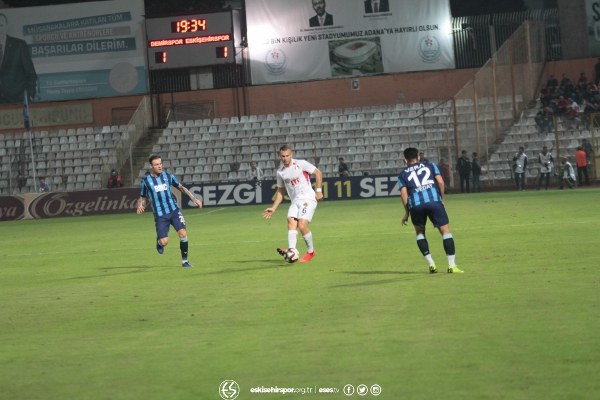 Eskişehirspor TFF 1. Lig’in 11. Haftasında deplasmanda Adana Demirspor’u 3-2 mağlup etti. Takımın sevinci ve birliktelik görüntüleri verdiği fotoğraflar camiayı çok mutlu etti.