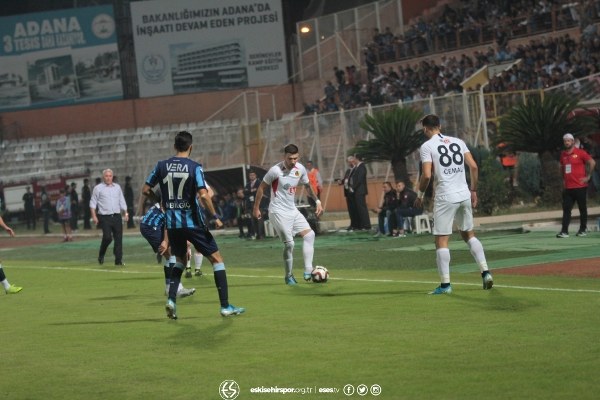 Eskişehirspor TFF 1. Lig’in 11. Haftasında deplasmanda Adana Demirspor’u 3-2 mağlup etti. Takımın sevinci ve birliktelik görüntüleri verdiği fotoğraflar camiayı çok mutlu etti.