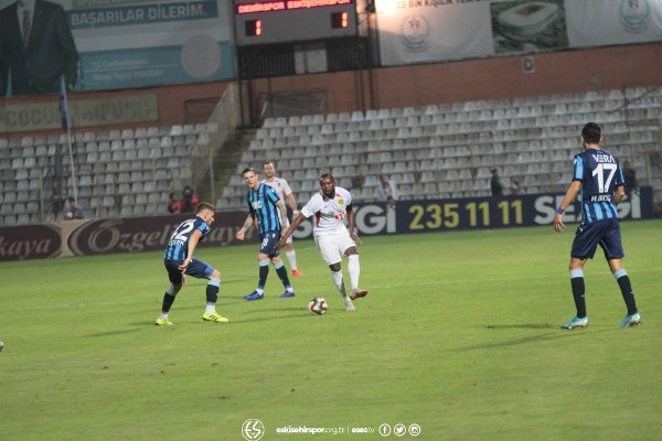 Eskişehirspor TFF 1. Lig’in 11. Haftasında deplasmanda Adana Demirspor’u 3-2 mağlup etti. Takımın sevinci ve birliktelik görüntüleri verdiği fotoğraflar camiayı çok mutlu etti.