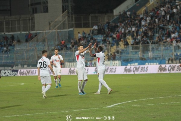 Eskişehirspor TFF 1. Lig’in 11. Haftasında deplasmanda Adana Demirspor’u 3-2 mağlup etti. Takımın sevinci ve birliktelik görüntüleri verdiği fotoğraflar camiayı çok mutlu etti.