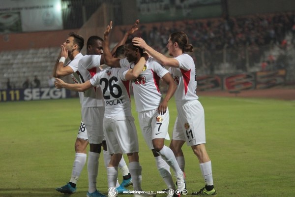 Eskişehirspor TFF 1. Lig’in 11. Haftasında deplasmanda Adana Demirspor’u 3-2 mağlup etti. Takımın sevinci ve birliktelik görüntüleri verdiği fotoğraflar camiayı çok mutlu etti.